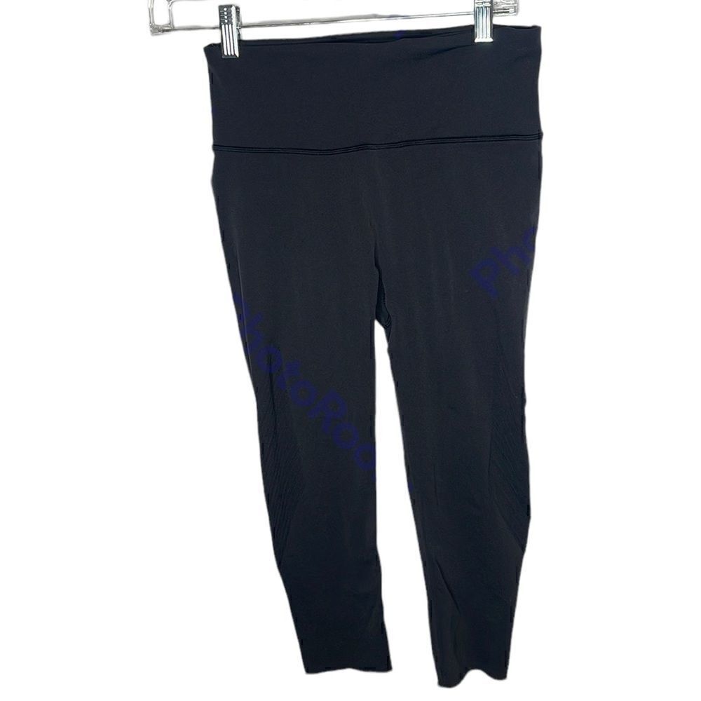 Lululemon Charcoal Grey Cropped Leggings. Size 4/6.